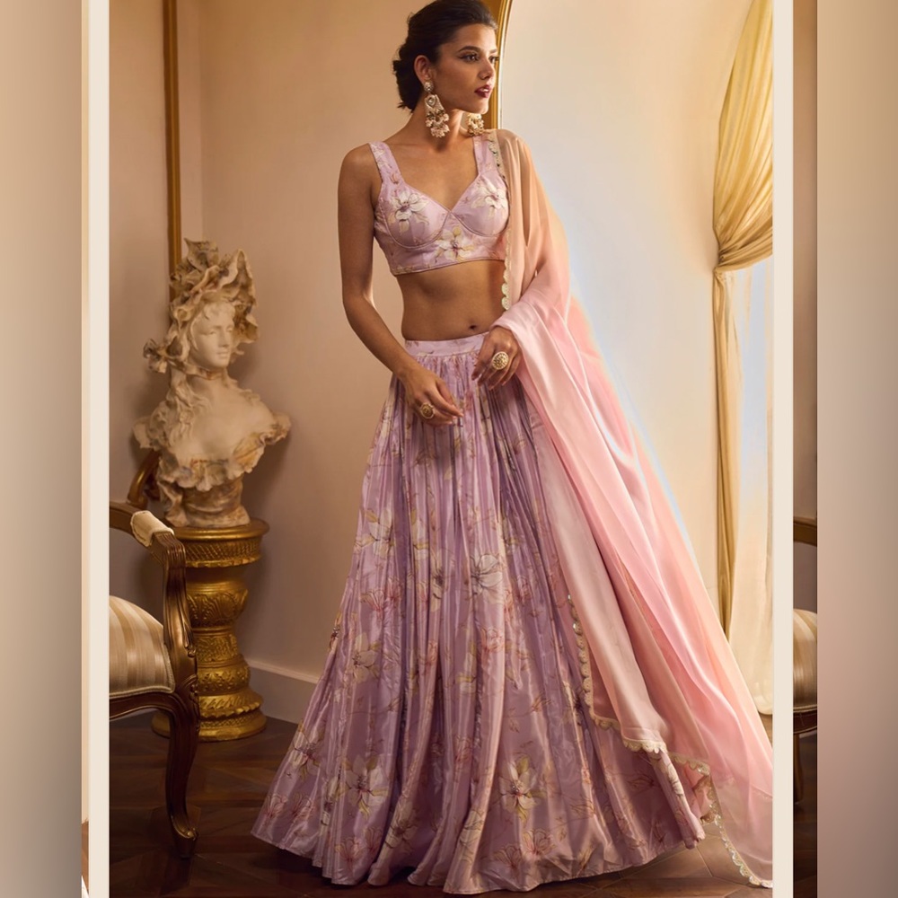 This is a Indian outfit from the brand Laskaraa in size small.